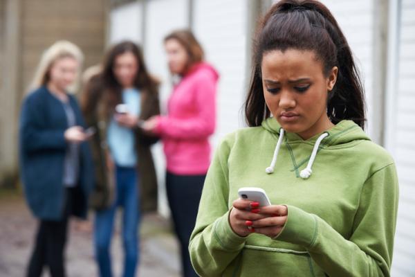 teenage-girl-cyberbullying